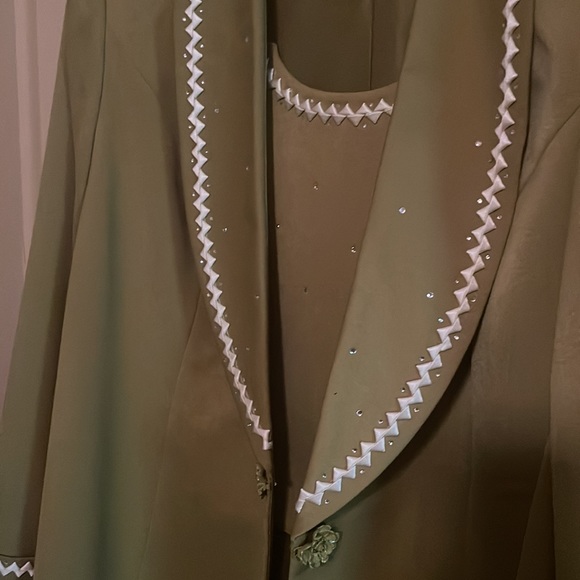 Two piece polyester suit - Picture 2 of 4